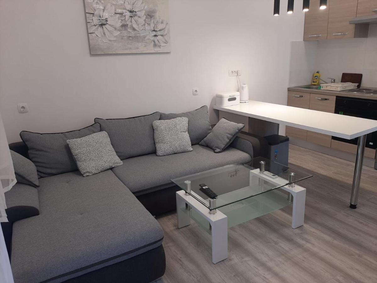 H&F Apartmani Vir Luaran gambar